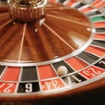 Колесо рулетки в казино с шариком и игровым столом